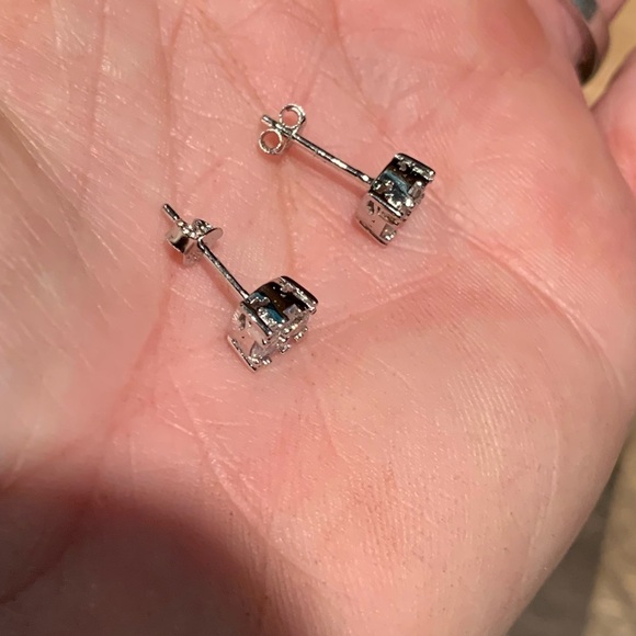 Beautiful multi-stone Moissanite stud earrings - Picture 4 of 4